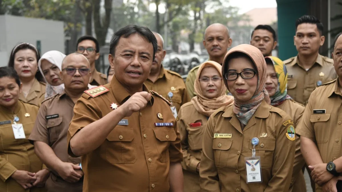 SEMANGAT: Sekretaris Daerah Jabar Herman Suryatman memberikan amanat apel pagi di Dinas DPMPTSP Jabar, Kota Ba