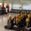 LULUS: Sebanyak 82 siswa MTsS Persis Sumedang saat menerima surat kelulusan, baru-baru ini.