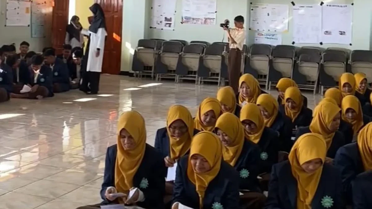 LULUS: Sebanyak 82 siswa MTsS Persis Sumedang saat menerima surat kelulusan, baru-baru ini.