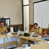 RAPAT: Pj Bupati Sumedang Yudia Ramli saat mengadakan pertemuan dengan Kepala Bapppeda Agus Wahidin di PPS, S