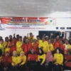 BERSAMA: Sejumlah kader dan simpatisan Partai Golkar dan PDIP foto Bersama seusai deklarasi Erwan-Irwansyah me