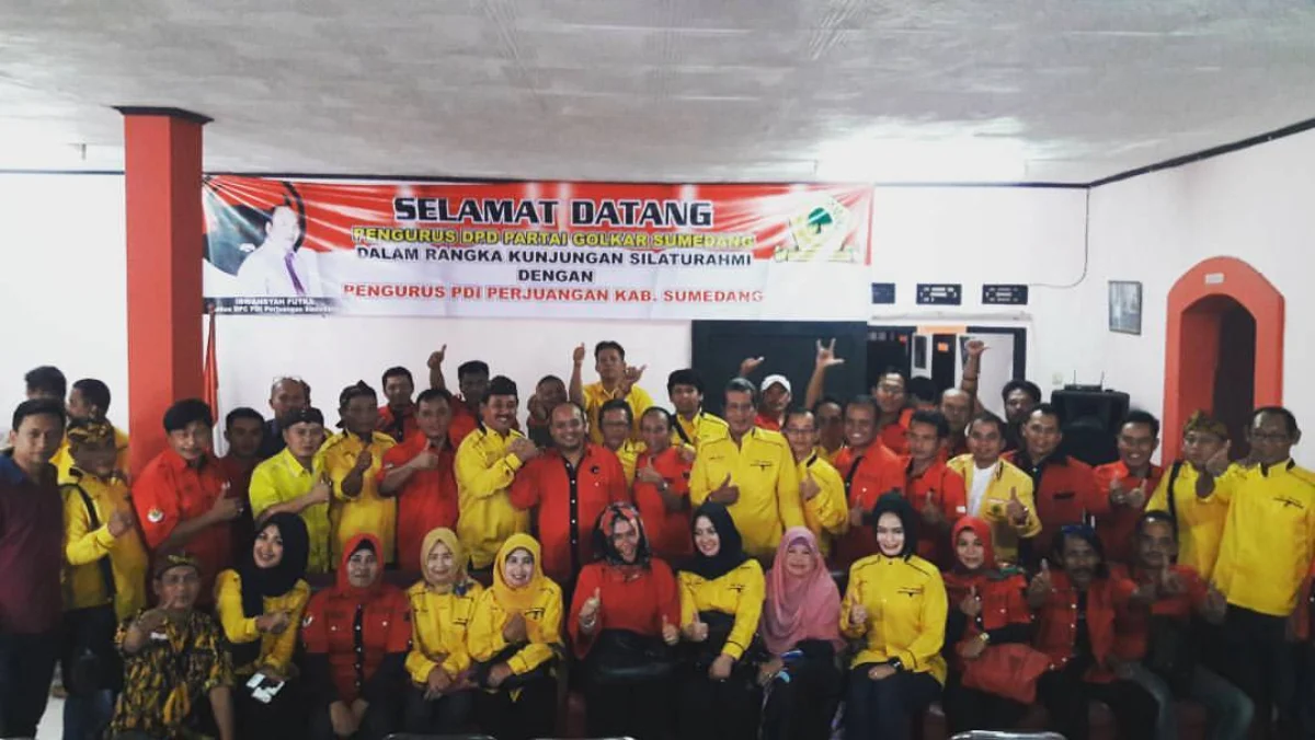 BERSAMA: Sejumlah kader dan simpatisan Partai Golkar dan PDIP foto Bersama seusai deklarasi Erwan-Irwansyah me