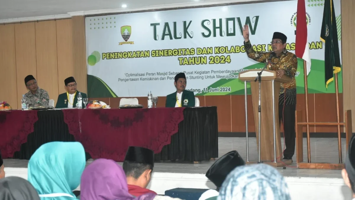 HADIRI: Pj Bupati Yudia Ramli saat membuka acara talkshow yang digelar DMI di Aula Islamic Center Sumedang, Se