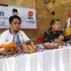 BERBINCANG: Ketua DPD Partai Keadilan Sejahtera (PKS) Sumedang Yana Flandriana saat mendampingi Ridwan Solichi