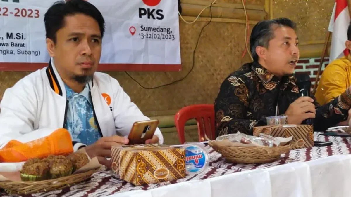 BERBINCANG: Ketua DPD Partai Keadilan Sejahtera (PKS) Sumedang Yana Flandriana saat mendampingi Ridwan Solichi