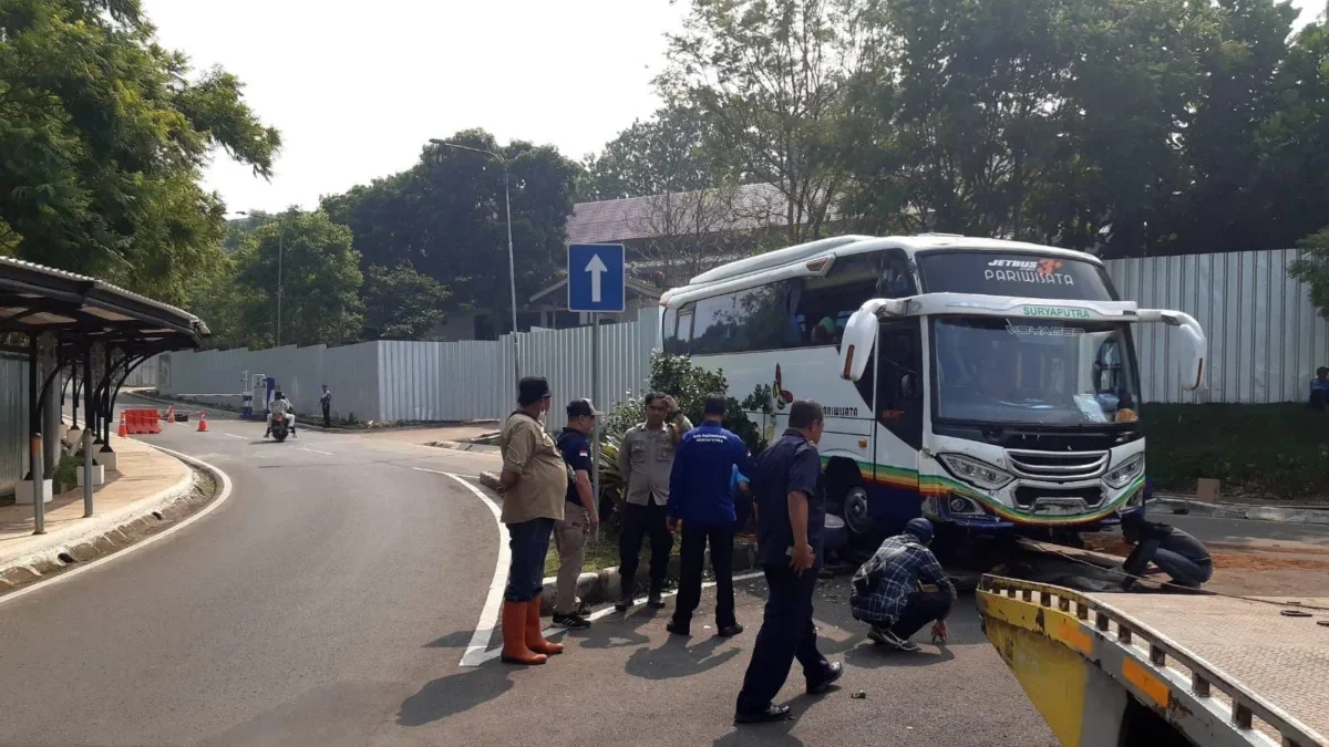 EVAKUASI: Sejumlah aparat saat mengevakuasi bus pariwisata yang mengalami kecelakaan di taman depan Kampus ITB