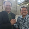 BERSAMA: Dony Ahmad Munir saat bertemu tokoh masyarakat Desa Pasarnanjung sekaligus Kader PPP Sumedang Romi Zu