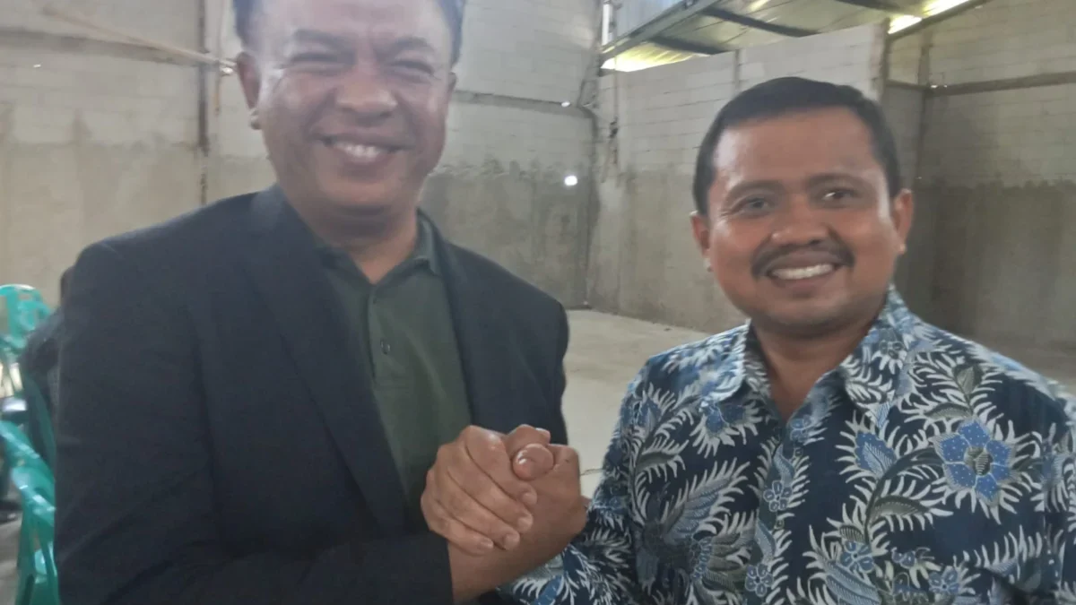 BERSAMA: Dony Ahmad Munir saat bertemu tokoh masyarakat Desa Pasarnanjung sekaligus Kader PPP Sumedang Romi Zu