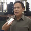 DIWAWANCARA: Sekretaris Jendral DPC Partai Gerindra Sumedang Warson SAg MM saat berbincang dengan Sumeks, Rabu