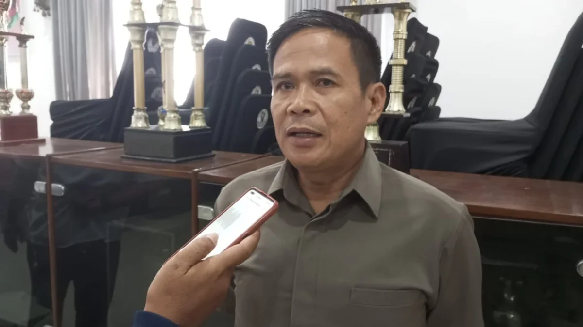 DIWAWANCARA: Sekretaris Jendral DPC Partai Gerindra Sumedang Warson SAg MM saat berbincang dengan Sumeks, Rabu