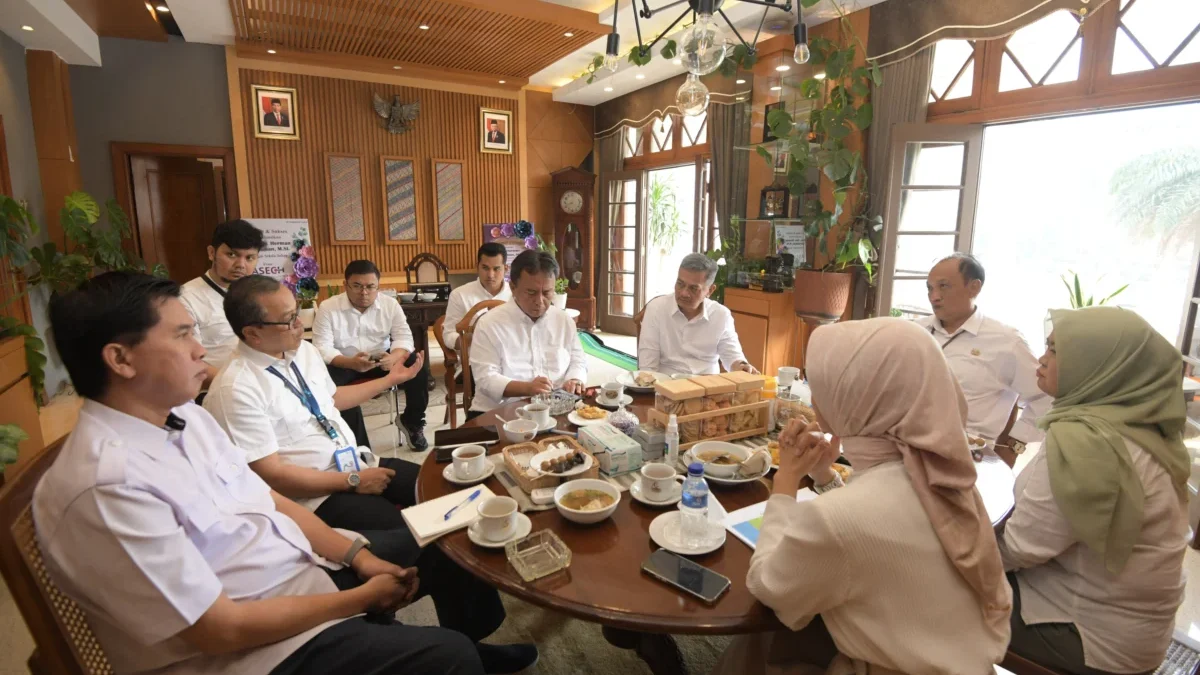 Sekda Jabar Herman Suryatman saat memimpin Rapat Optimalisasi Penyerapan Tenaga Kerja di Jawa Barat