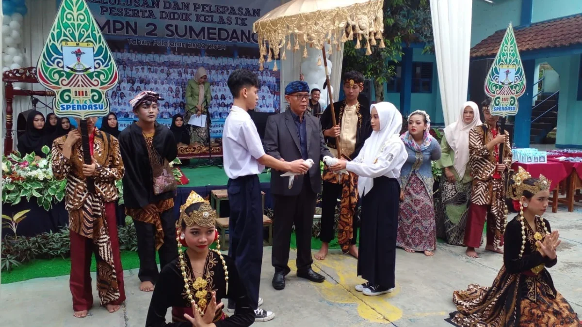 LEPASKAN: Kepala Sekolah SMPN 2 Sumedang, H Iryan Resmana MPd., pada upacara adat pelepasan dua burung merpati