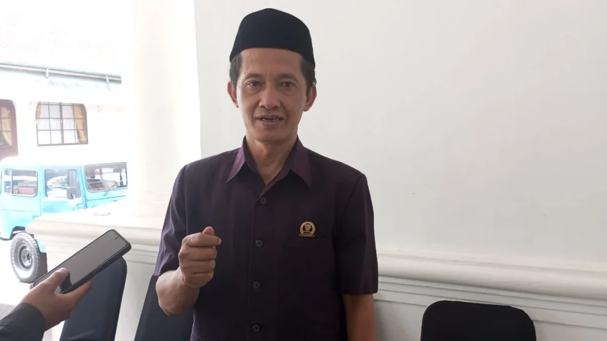 SAMPAIKAN: Ketua Umum DPC PKB Kabupaten Sumedang Didi Suhrowardi saat memberikan pernyataan kepada wartawan me