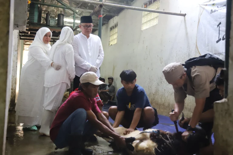 Pemda Bandung Barat Distribusikan Ribuan Kantong Daging Kurban