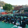 BERKUMPUL: Para siswa pada saat mengikuti kegiatan literasi pembiasaan di SMP IT Insan Sejahtera Sumedang, bar