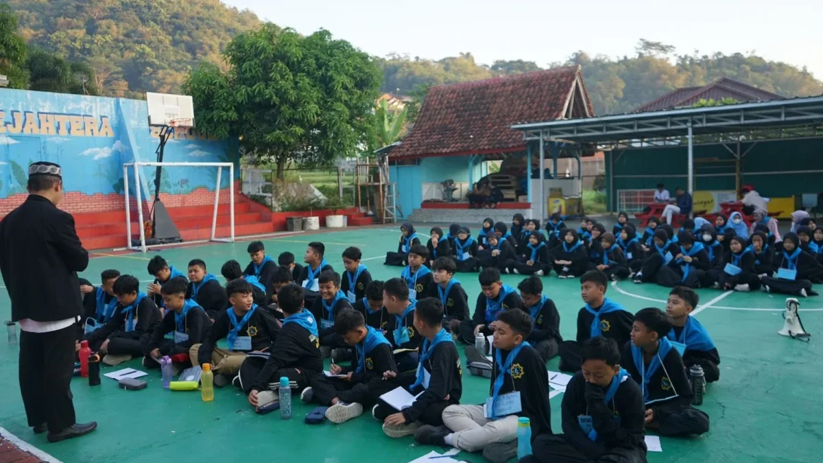 BERKUMPUL: Para siswa pada saat mengikuti kegiatan literasi pembiasaan di SMP IT Insan Sejahtera Sumedang, bar