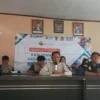 TURUNKAN: Kepala Desa Sukajaya, Sukana SM., saat memberikan sambutan pada acara evaluasi hasil kerja KKNT dal