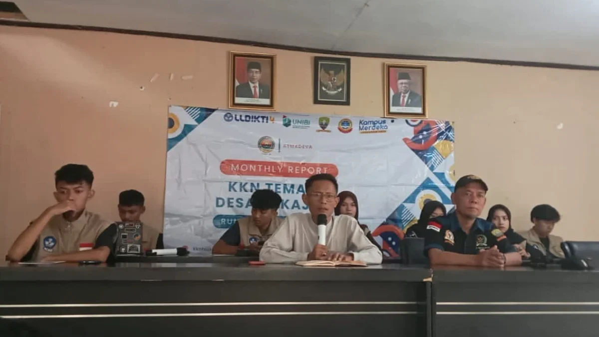 TURUNKAN: Kepala Desa Sukajaya, Sukana SM., saat memberikan sambutan pada acara evaluasi hasil kerja KKNT dal