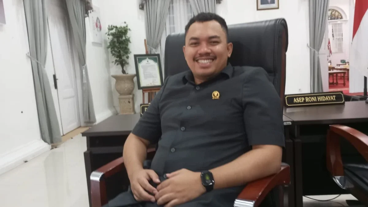 PAPARKAN: Ketua Pansus DPRD Sumedang Eki Ahmad Muzaki saat menjelaskan mengenai perubahan nama RSUD Sumedang,