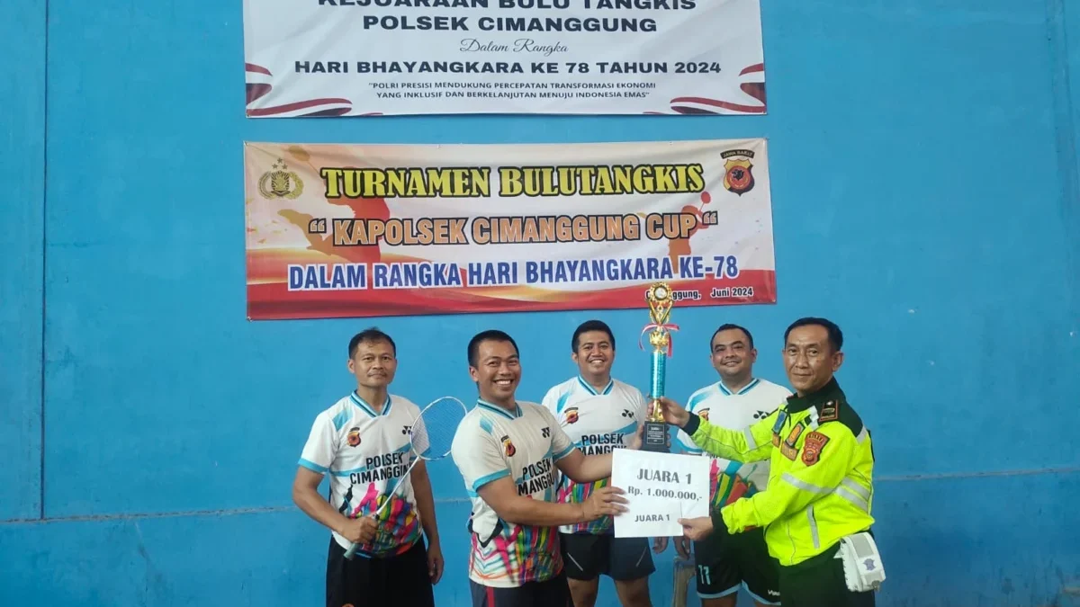 SERAHKAN: Kapolsek Cimanggung Kompol Karyaman saat memberikan hadiah Turnamen Kapolsek Cimanggung Cup, baru-ba