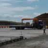 BANGUN: Proses pembangunan rest area Tol Cisumdawu di Desa Cacaban, baru-baru ini.