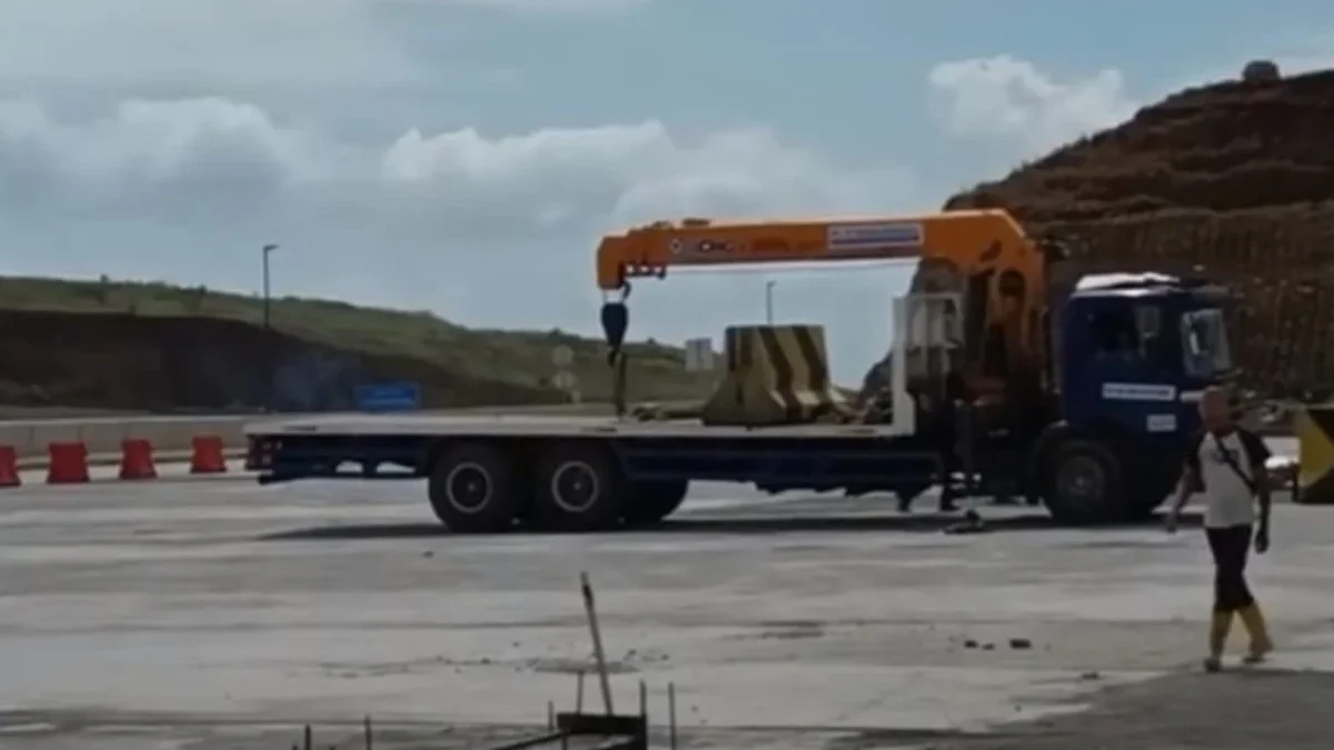 BANGUN: Proses pembangunan rest area Tol Cisumdawu di Desa Cacaban, baru-baru ini.