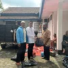 MEMBERI: Serah terima daging kurbang ke pesantren Ibnu Kasir 6 Buahdua, baru-baru ini.