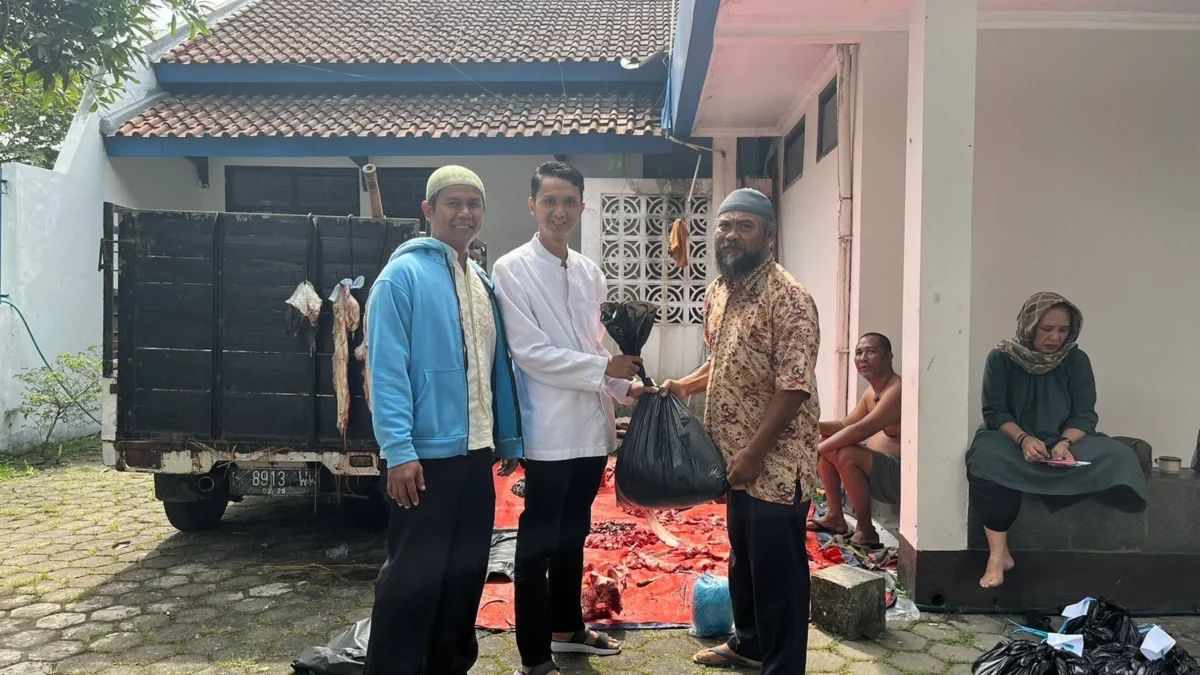 MEMBERI: Serah terima daging kurbang ke pesantren Ibnu Kasir 6 Buahdua, baru-baru ini.