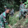 TANAM: Personel Koramil 1002/Cimalaka saat melaksanakan kegiatan penanaman pohon di Desa Mandalaherang, Rabu (