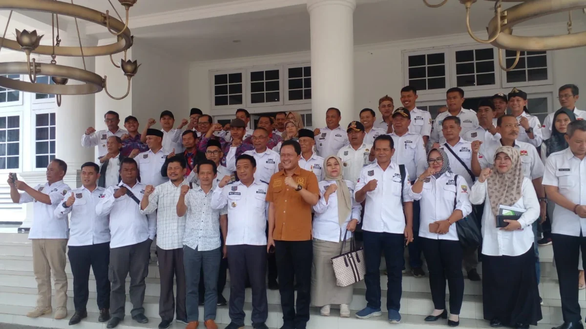 BERSAMA: Ketua DPC Apdesi Sumedang, Welly Sanjaya SP., berfoto dengan Ketua Komisi 1 DPRD Kabupaten Sumedang,