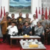 BERSAMA: Pj Bupati Sumedang Yudia Ramli saat berfoto dengan jajaran Direksi, Dewan Pengawas PDAM Tirta Medal