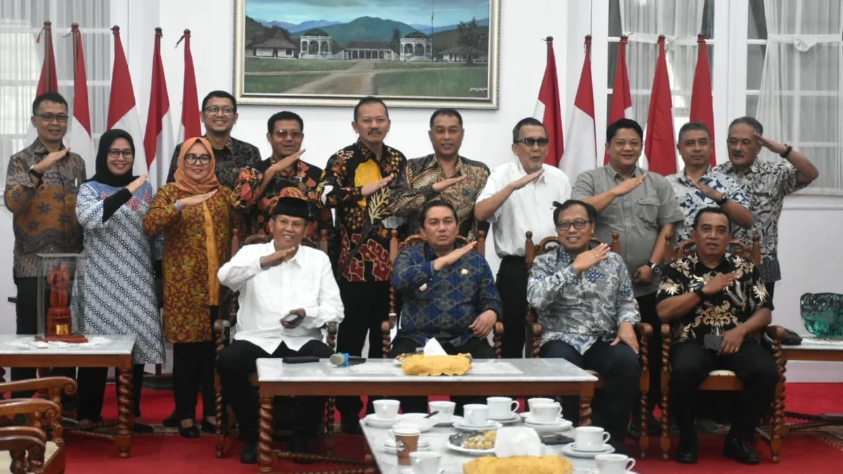 BERSAMA: Pj Bupati Sumedang Yudia Ramli saat berfoto dengan jajaran Direksi, Dewan Pengawas PDAM Tirta Medal