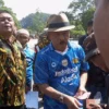 Bos Persib Berbagi Kebaikan Dengan Abang Becak di Sumedang