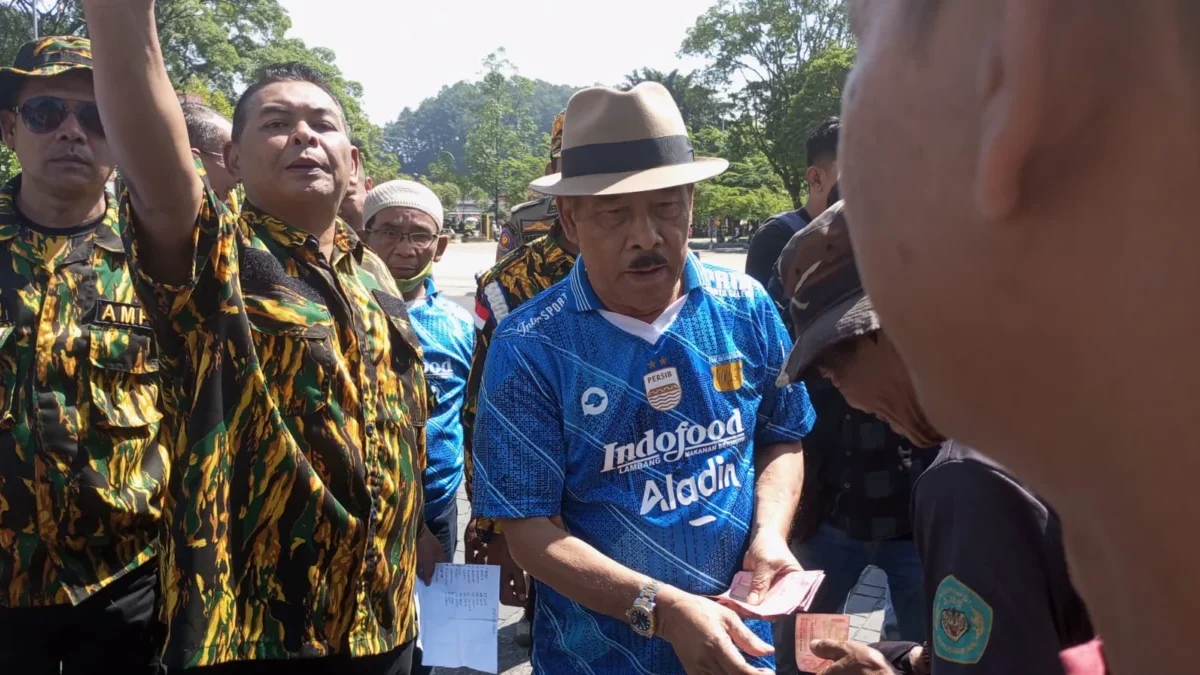 Bos Persib Berbagi Kebaikan Dengan Abang Becak di Sumedang