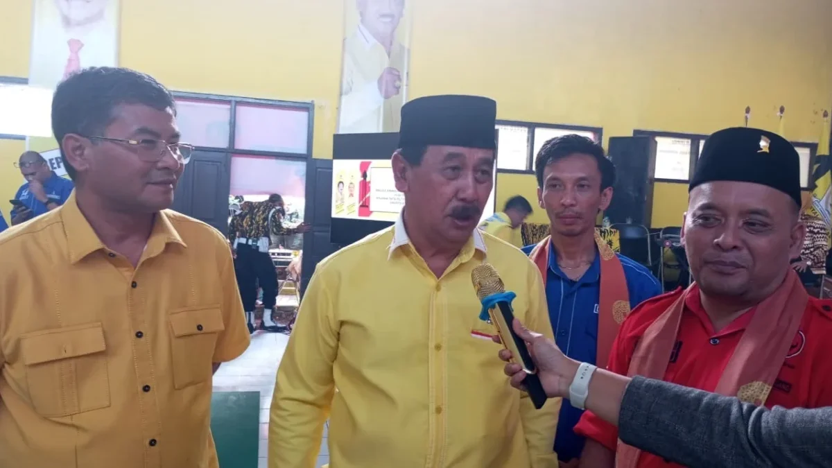 DIWAWANCARA: Ketua DPD Golkar Sumedang Sidik Jafar (tengah) saat menjelaskan mengenai koalisi Golkar dan PDIP