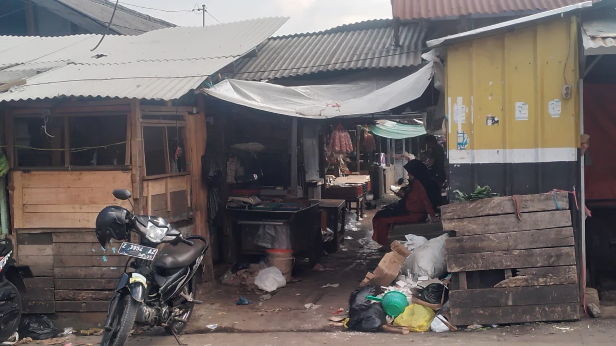 KUMUH: Kondisi Pasar Parakanmuncang Cimanggung yang sudah tidak layak dan kotor, Senin (24/6).