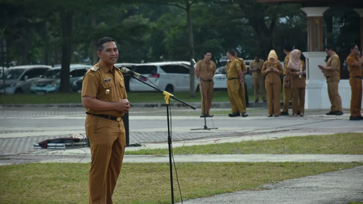 UPACARA: Asisten Administrasi Setda Sumedang Budi Rahman saat memimpin apel gabungan, di PPS, baru-baru ini.