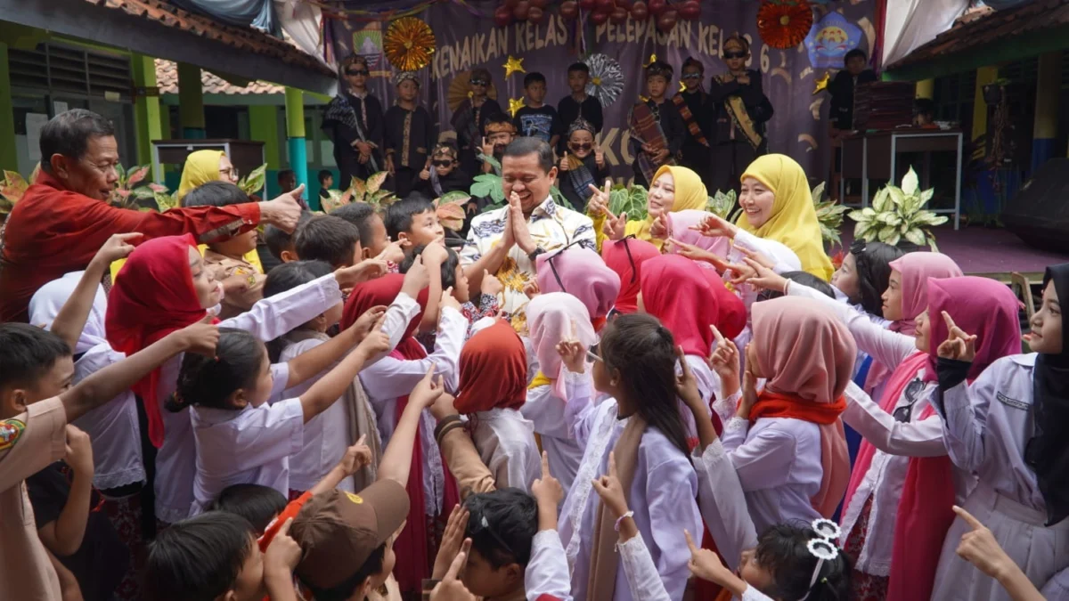 HADIRI: Bakal Calon Bupati Sumedang Dony Ahmad Munir saat menghadiri acara pelepasan siswa di SDN Cikopo 2 Jat