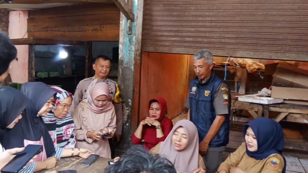 LAYANI: Petugas IKD kecamatan Cimanggung saat melayani aktivasi IKD warga di Kecamatan Cimanggung, Selasa (25/