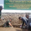 LETAKAN: Dandim 0610/Sumedang Letkol Kav Christian Gordon Rambu, M.Si.,(Han) saat meletakan batu pertama progr