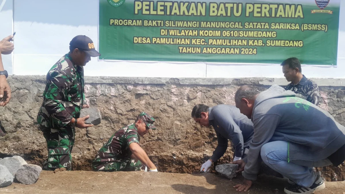 LETAKAN: Dandim 0610/Sumedang Letkol Kav Christian Gordon Rambu, M.Si.,(Han) saat meletakan batu pertama progr