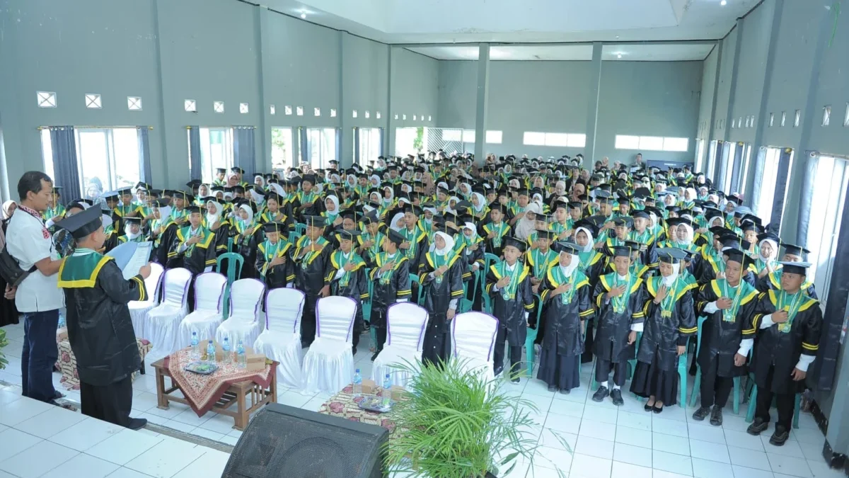 GELAR: FKDT Kecamatan Cimalaka saat menggelar acara wisuda santri DTA di, Balai Desa Licin, baru-baru ini.