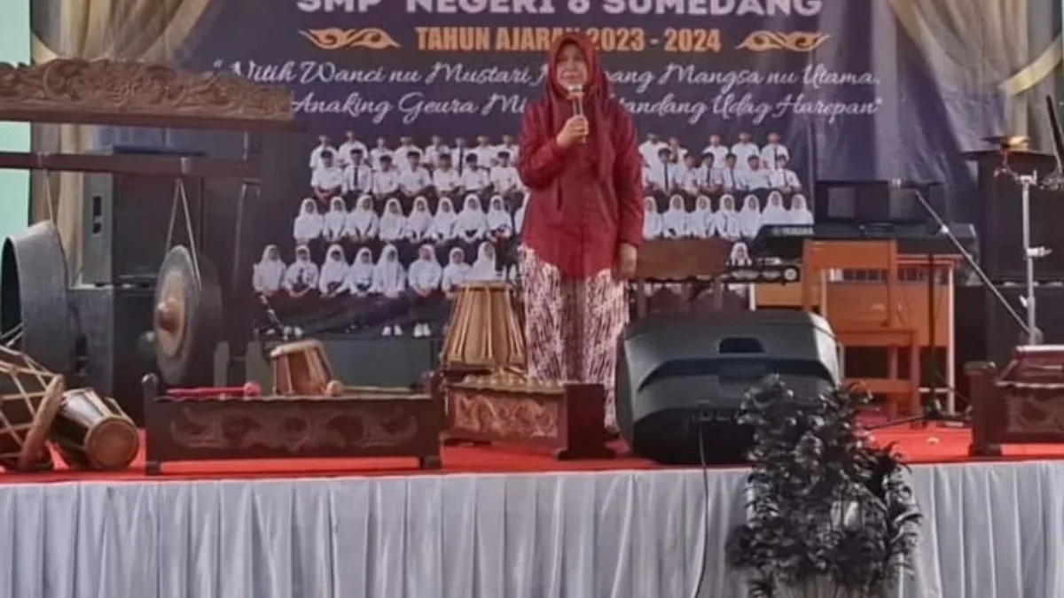 PIDATO: Kepala SMPN 8 Sumedang, Hj Yeti Semiati SPd., saat memberikan sambutan pada acara pelepasan siswa kela