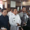 JELASKAN: Pj Bupati Sumedang Yudia Ramli (tengah) saat diwawancara mengenai anggaran Pilkada 2024 di PPS, Rabu