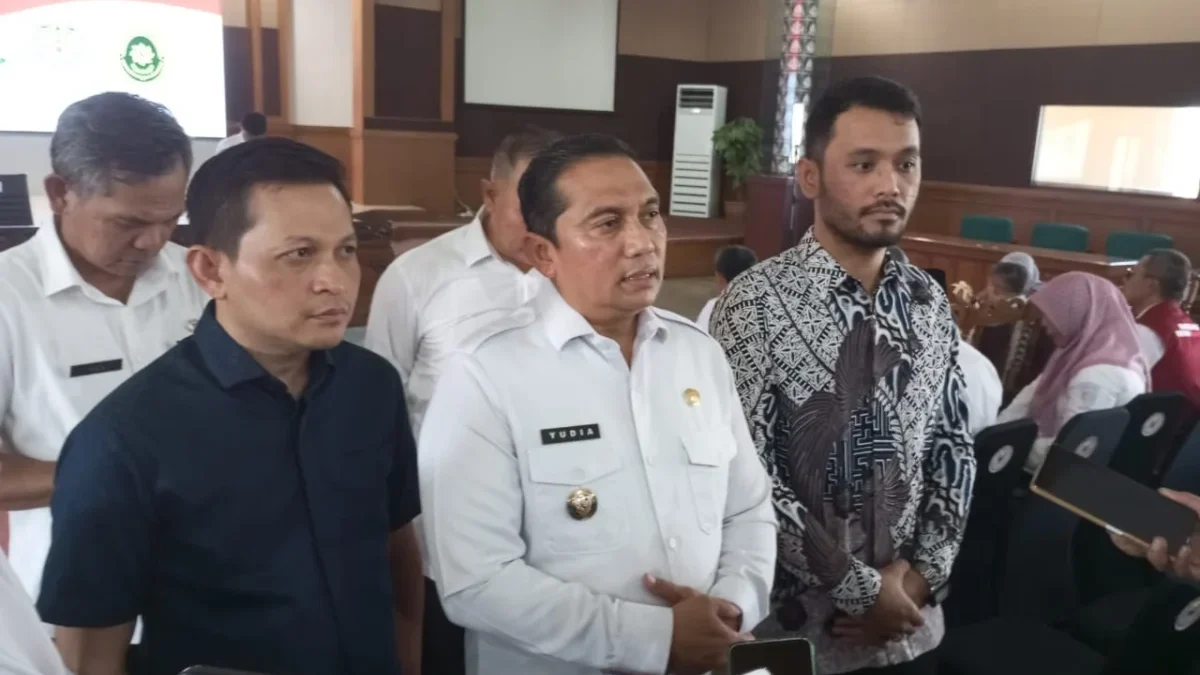 JELASKAN: Pj Bupati Sumedang Yudia Ramli (tengah) saat diwawancara mengenai anggaran Pilkada 2024 di PPS, Rabu