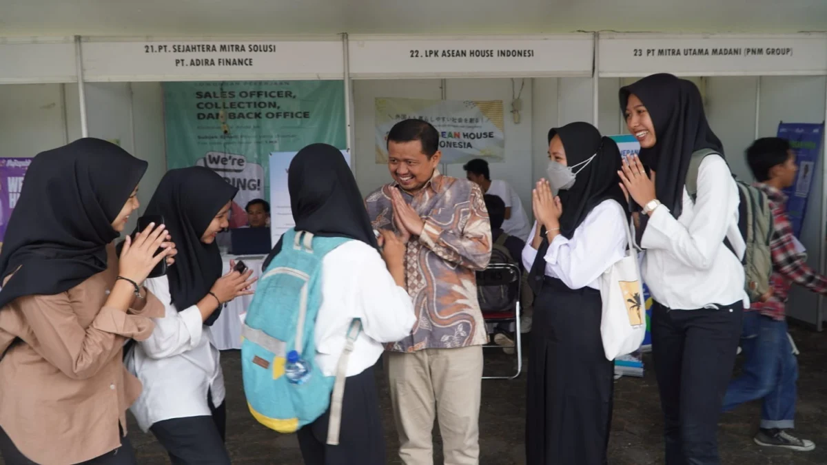 BERKUNJUNG: Bakal Calon Bupati Sumedang Dony Ahmad Munir saat mengunjungi Job Fair di PPS, baru-baru ini.