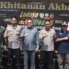 BERSAMA: Pj Bupati Sumedang Yudia Ramli saat menghadiri acara khitanan Massal yang digelar TNI dan Polri di Pa