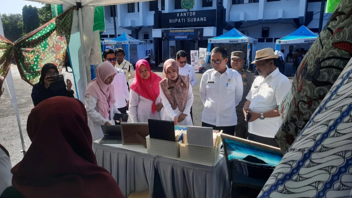 LITERASI: Kepala Disdikbud Subang, Tatang Komara dan Sekda Subang H Asep Nuroni mengunjungi stand literasi yan