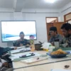 RAPAT: Kepala MTsS Persis Sumedang Bersama para guru pada saat menetapkan hasil PPDB di sekolahnya, baru-baru