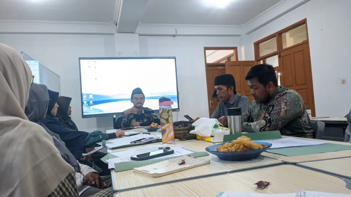 RAPAT: Kepala MTsS Persis Sumedang Bersama para guru pada saat menetapkan hasil PPDB di sekolahnya, baru-baru